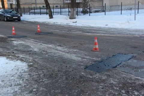 На улице Терешковой в Ярославле провели аварийно-ямочный ремонт