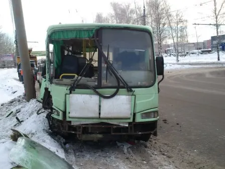 В Ярославле ПАЗик врезался в фонарный столб