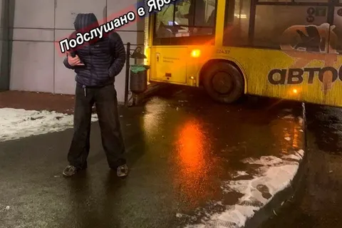 В Ярославле поздним вечером автобус въехал в ларек