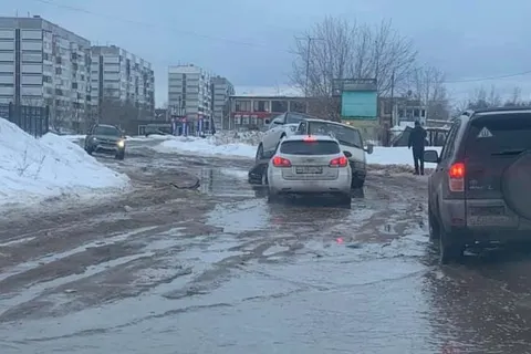 В Ярославле автомобили продолжают тонуть в лужах