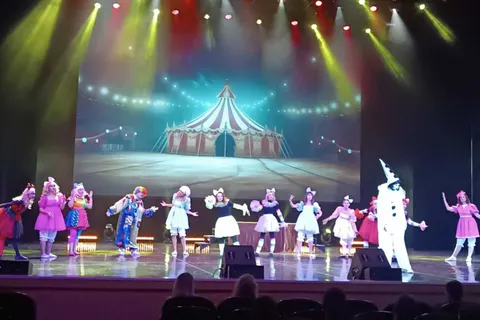  Коллектив Сбера сыграл спектакль для семей сотрудников строителей 