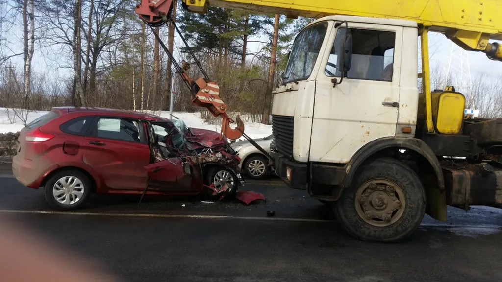 Страшная авария в Ярославском районе: водитель автокрана уснул – пострадала девушка