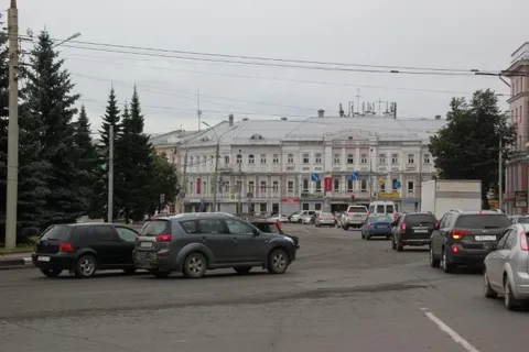На площади Волкова в центре Ярославля идет ремонт