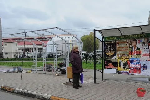 В Ярославле продолжают устанавливать остановочные комплексы. С фото