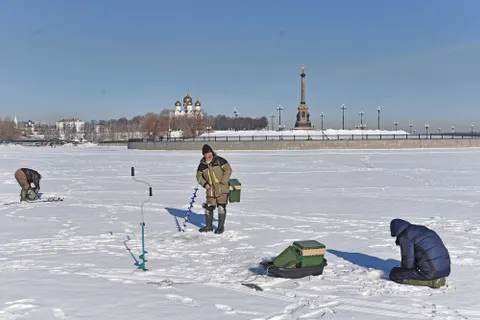 Толщина льда на Которосли достигла критических отметок