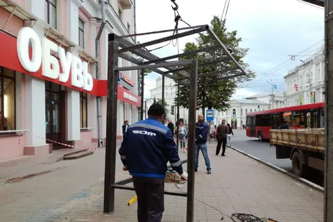 На улице Свободы в Ярославле смонтировали первую остановку нового образца