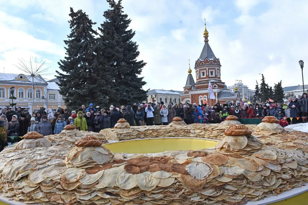 В Ярославле испекли самый большой блинный пирог