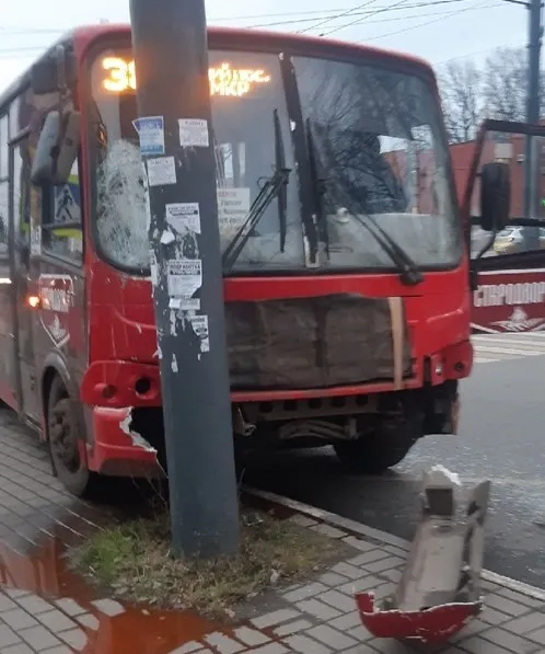 «Водитель лепетал про тормоза»: в Ярославле столкнулись две маршрутки