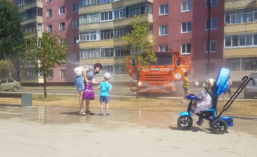 «Пока носом не ткнешь»: в Ярославле поливают засыхающий сквер