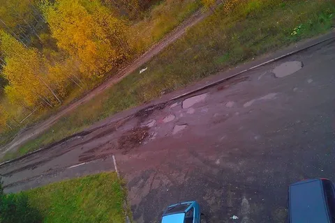 В Ярославле ямы в асфальте заделывают досками. С фото