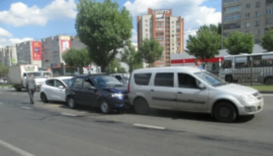 Тройное столкновение на Московском проспекте в Ярославле