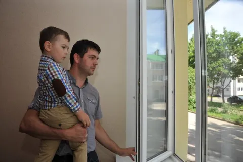 Семь врачей из Углича получили служебные квартиры