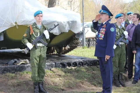 В Ярославле открыли памятник боевой машине десанта