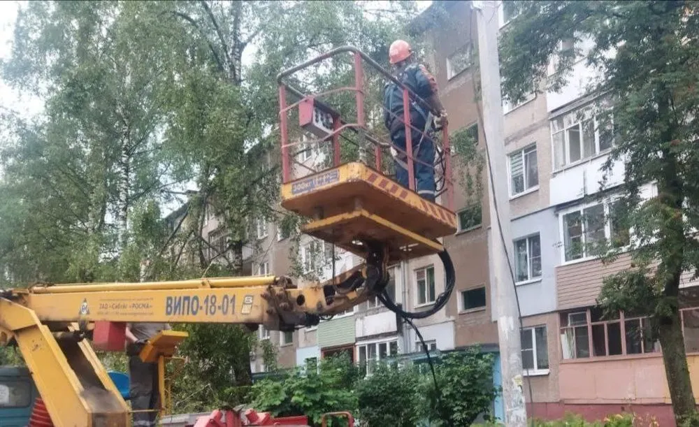 Энергетики продолжают устранять последствия урагана в Ярославской области