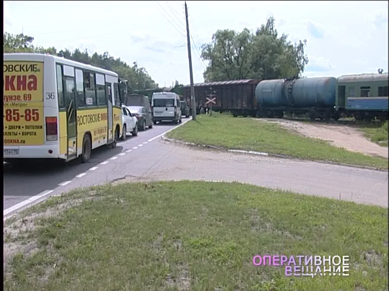 В Ярославле за Волгой застрял на переезде поезд