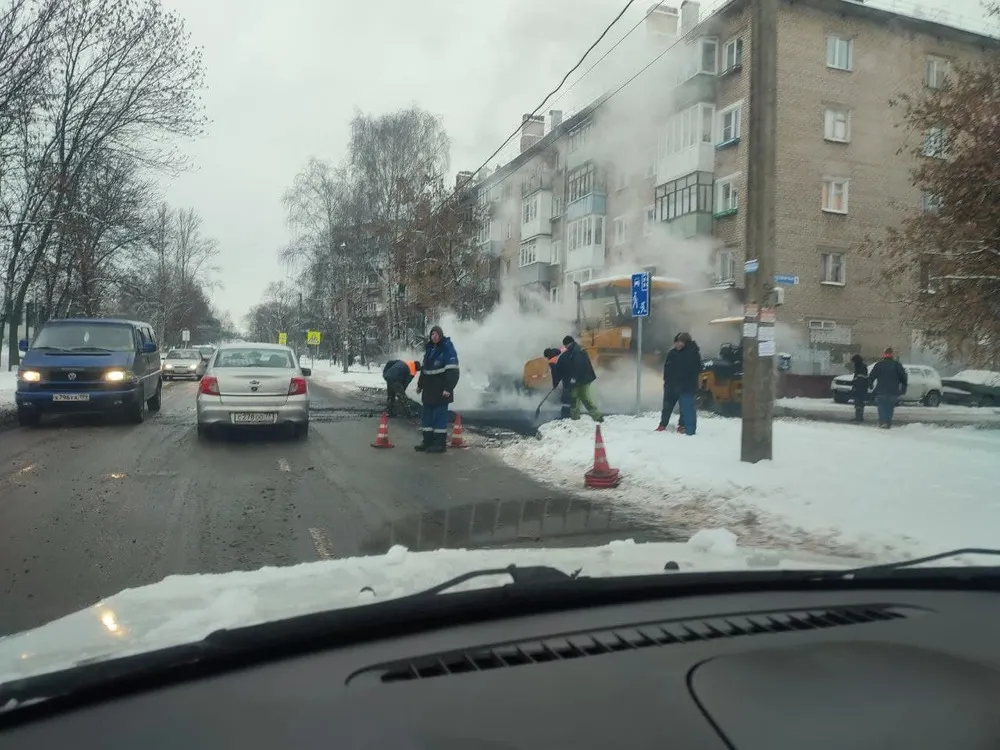 На улице Красноборская в Ярославле асфальт укладывают в снегопад