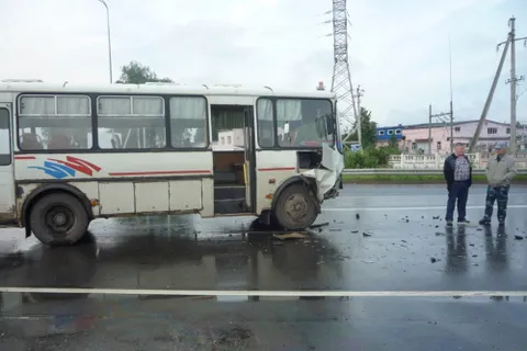 В Ярославле автобус столкнулся с иномаркой