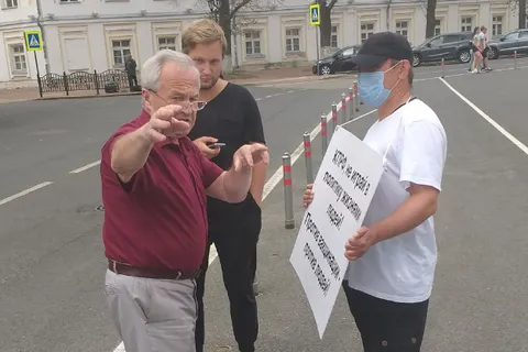 В Ярославле сторонники вакцинации выступили против КПРФ