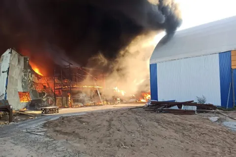 В МЧС назвали предварительную причину пожара на заводе в Угличе