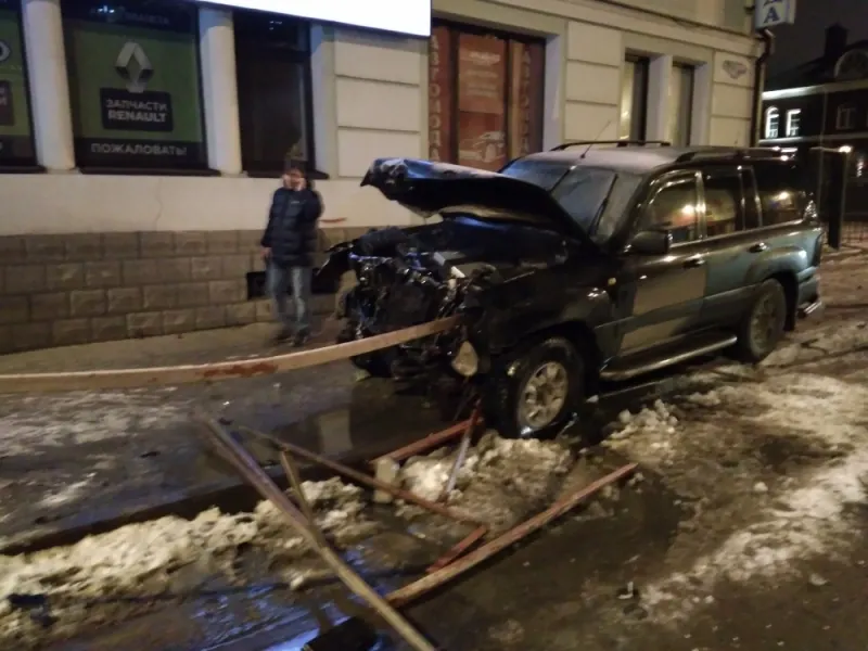 Внедорожник снес забор: водитель иномарки чудом выжил