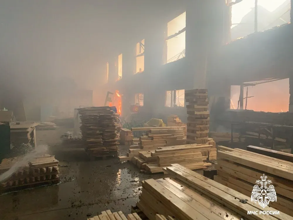 В Ярославской области горел цех по производству мебели