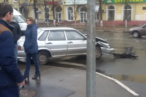 В центре Ярославля машина снесла забор у магазина «Виномания»