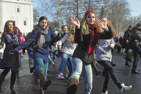 В Ярославле на Советской площади станцевали буги-вуги. Фоторепортаж