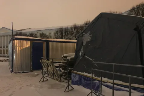 На Советской площади начали монтировать каток