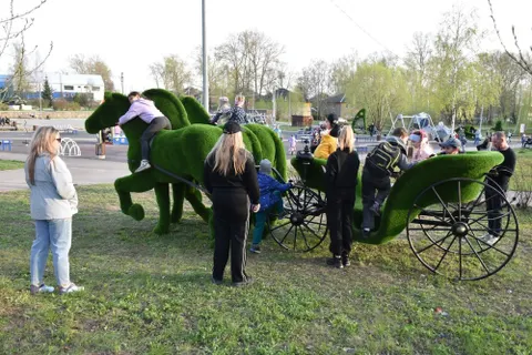 В Переславле ставят зеленые скульптуры