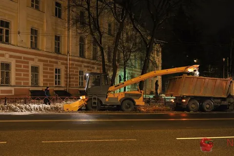С центральных магистралей Ярославля за прошедшие выходные вывезен весь снег. Фоторепортаж