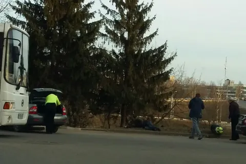 В результате столкновения «Лады Приоры» и мотоцикла пострадали двое