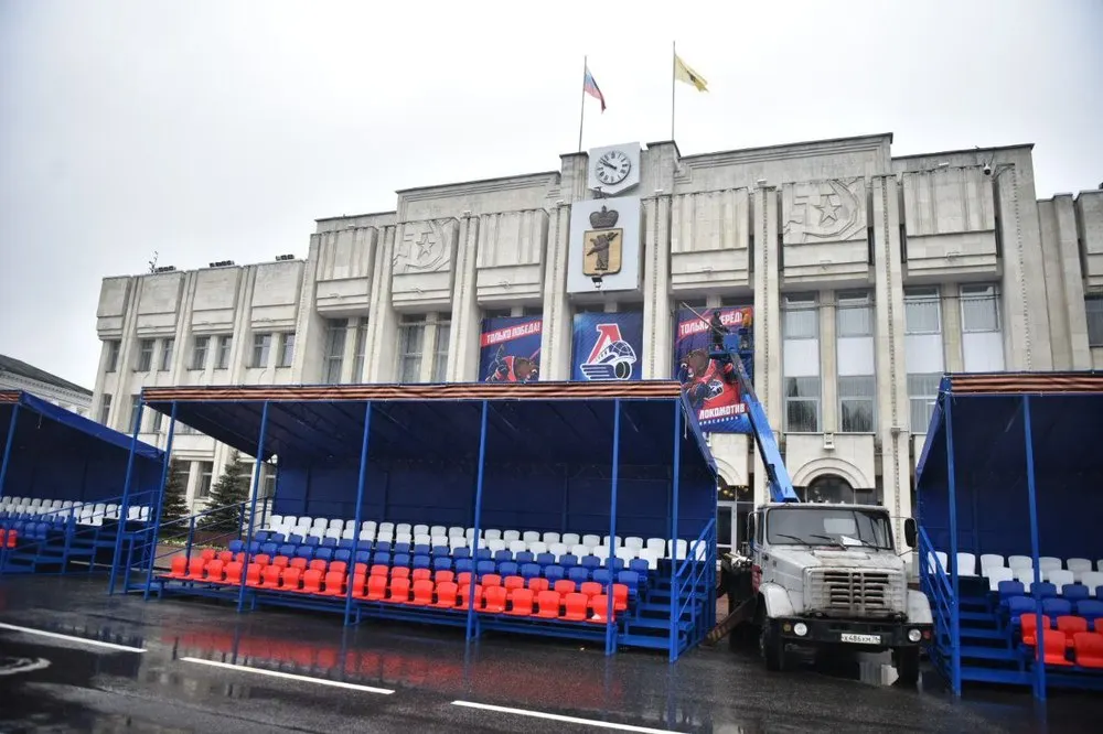 На главной площади Ярославля ставят трибуны ради хоккея