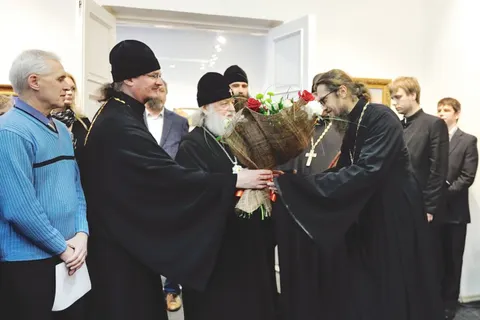 Желающие посетить выставку художника и священника Василия Шиханова не поместились в зал. Фоторепортаж
