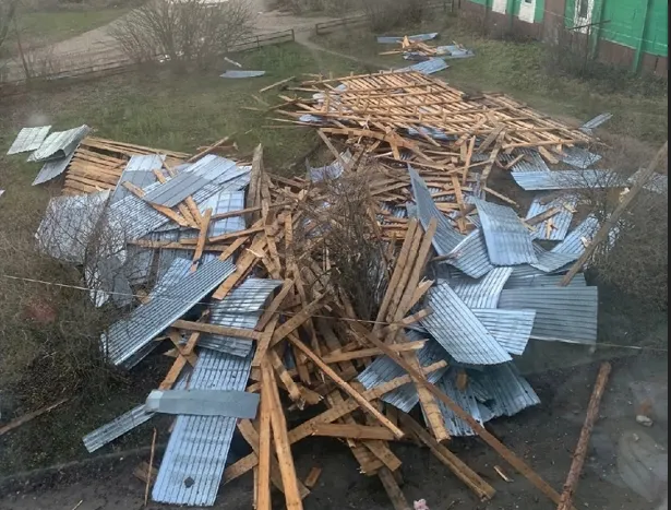 В Ярославской области ураганный ветер сорвал крышу многоквартирного дома