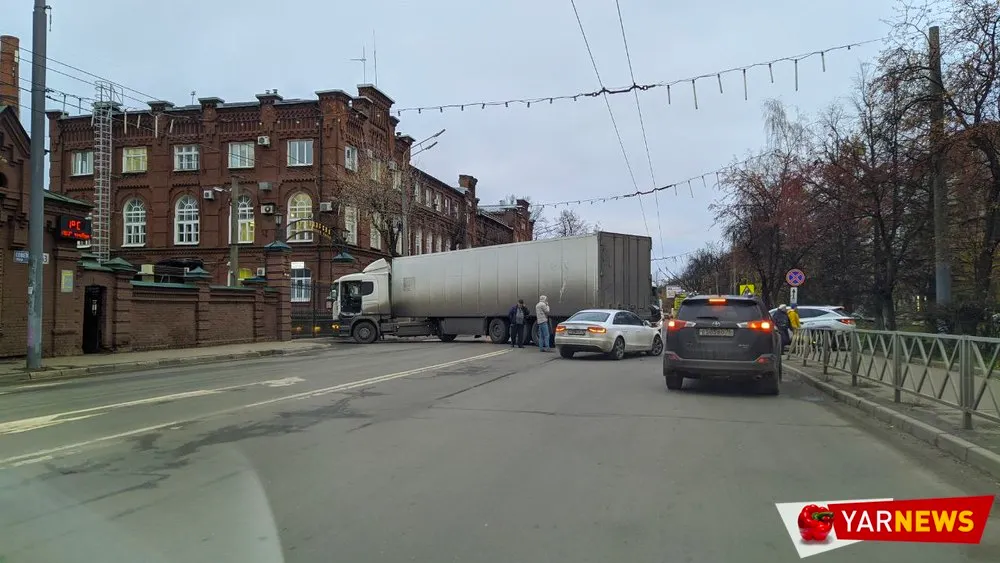 В Ярославле у «ликерки» фура перекрыла Советскую улицу   