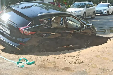 В центре Ярославля провалился автомобиль