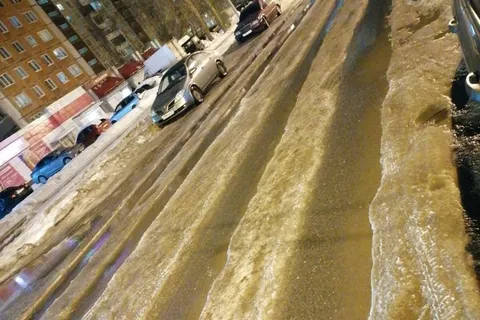 Ярославль одновременно превратился в каток и бассейн 