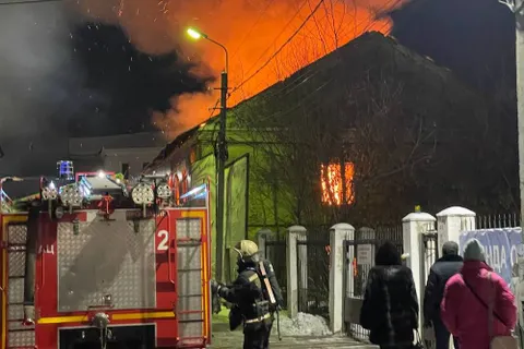 В центре Ярославля горит здание напротив бара «Афоня»
