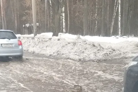 Ярославль одновременно превратился в каток и бассейн 