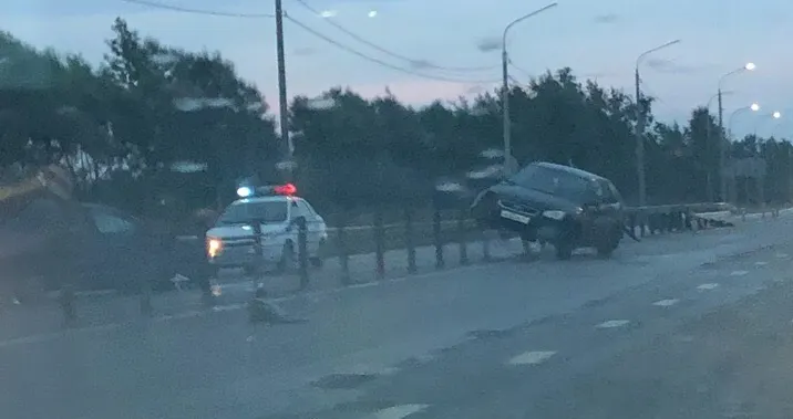 В Ярославском районе иномарка повисла на тросовом ограждении 