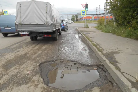 «Зачем голосовали?»: ярославцы не видят обещанного ремонта внутридворовых проездов