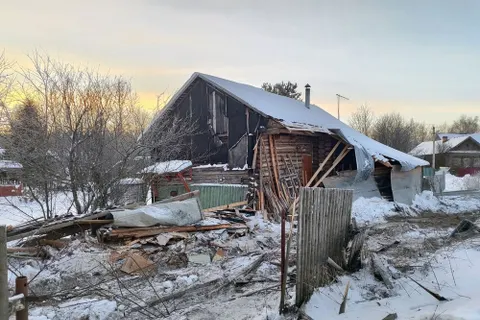 «В гости заехал» — под Ярославлем фура протаранила жилой дом