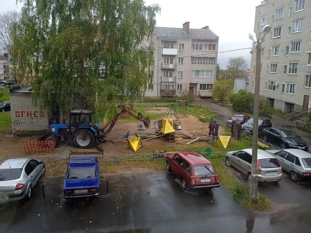 Жителей Углича возмутил снос детского городка