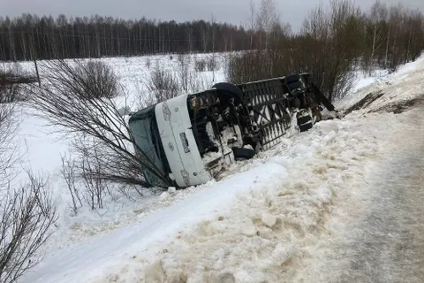 Появились фото перевернувшегося автобуса с детьми под Ростовом