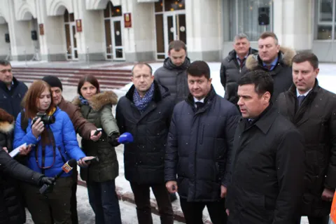 В Ярославле водителям вручили ключи от пятнадцати снегоуборочных машин