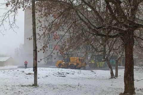 Ярославские подрядчики укладывают асфальт в снегопад