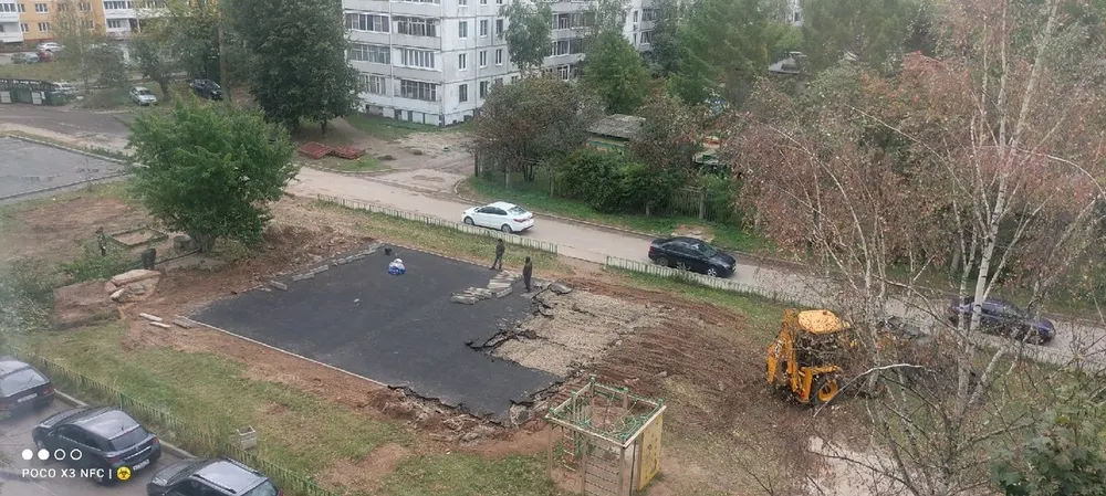 Ошиблись с местом: в Ярославле срезали асфальт на новой детской площадке