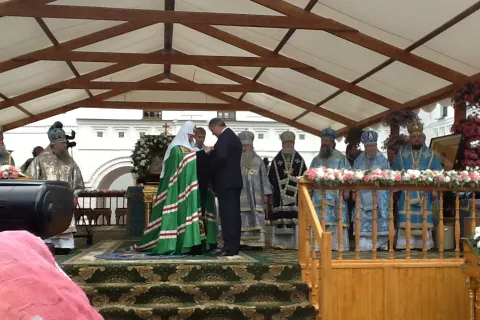 Патриарх Кирилл наградил Сергея Ястребова и Александра Князькова