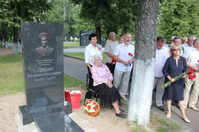В Ярославле установлено надгробие на могиле Почетного гражданина города Владимира Дябина