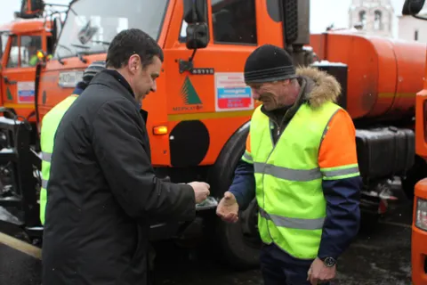 В Ярославле водителям вручили ключи от пятнадцати снегоуборочных машин